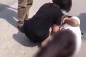 Nữ sinh dùng dao bấm đâm "tình địch" giữa công viên