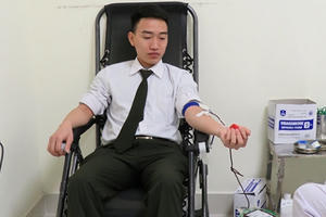 Trung úy Công an Sơn La hiến máu cứu cháu bé qua cơn nguy kịch