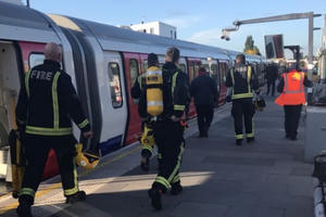 Nổ trên tàu điện ngầm ở London, vài hành khách bị bỏng