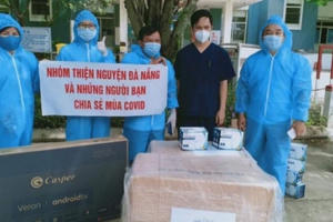 Trao thiết bị y tế, nhu yếu phẩm cho y bác sĩ, người dân vùng dịch Quảng Nam, Đà Nẵng