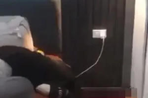 Bàng hoàng phát hiện người phụ nữ chết trong phòng con trai