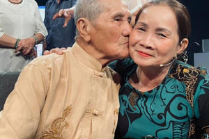 Con gái xúc động gặp lại cha ruột sau 61 năm chia ly