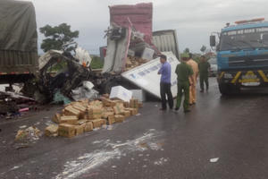 Nghệ An: Xe tải nát bét, hai người kẹt cứng trong cabin sau cú va chạm kinh hoàng