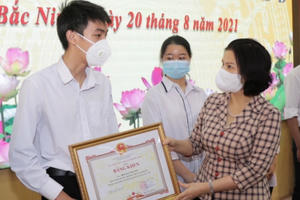 Bắc Ninh: Khen thưởng 6 thủ khoa tại Kỳ thi tốt nghiệp THPT 2021
