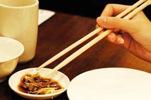 Đũa dùng 1 lần có chất phá huỷ phổi, dạ dày?