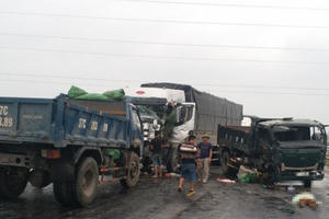 Người phụ nữ trên xe tải chết thảm sau vụ tai nạn liên hoàn