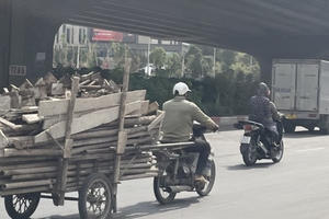 Xe 'hết đát', tự chế vẫn ngược xuôi trên nhiều tuyến phố Hà Nội
