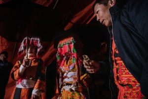 Lễ cưới người Dao: Cô dâu chém hình nhân, thay y phục trước cổng nhà chồng