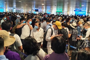 Sân bay Tân Sơn Nhất "nghẹn" người tại cửa an ninh