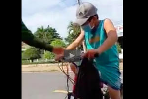 [Video]: Cán bộ "chết lặng" với câu trả lời của cậu bé khi xin qua chốt kiểm dịch