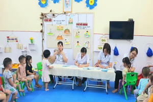 Trường mầm non bố trí tối thiểu 01 lao động hợp đồng làm nhiệm vụ y tế học đường