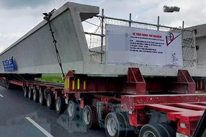 Chuyện nghề của lái xe đầu kéo 172 bánh khủng nhất Việt Nam