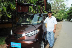 Một người dân tự mày mò sáng chế ô tô chạy 100km tốn 20.000 tiền điện