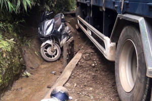 Lào Cai:  Va chạm giữa ô tô tải và xe máy, 2 người thương vong