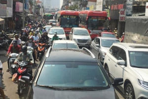 Hỗn loạn giao thông cận tết