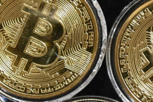 Tin kinh tế 6AM: Bitcoin lần đầu vượt ngưỡng kỷ lục 30.000 USD; Ô tô nội đối mặt nguy cơ tụt dốc