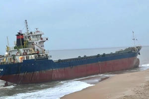 Giải cứu 11 thuyền viên tàu hàng gần 5.000 tấn mắc cạn ở vùng biển Hà Tĩnh