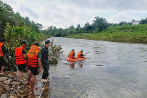 Hơn 1.000 người xuyên đêm tìm kiếm 2 nạn nhân mất tích trong vụ 7 học sinh bị lũ cuốn