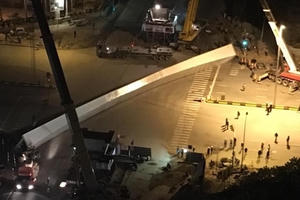 Nguyên nhân dầm cầu hàng chục tấn rơi trên đường Trần Duy Hưng