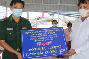 Hội Doanh nhân tỉnh Bạc Liêu trao quà cho các trạm kiểm soát dịch bệnh