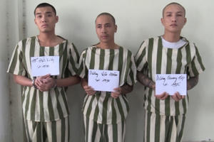 Bình Dương: Khởi tố 3 đối tượng bắt giữ người trái pháp luật, thu giữ 2 khẩu súng