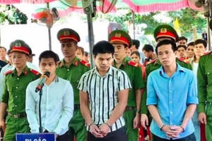Giết người vì nghi “cầm đồ thuốc độc”, 3 thanh niên lãnh 46 năm tù