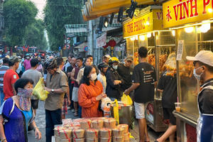 Người dân nườm nượp xếp hàng mua heo quay, vịt quay ngày vía Thần Tài Người dân nườm nượp xếp hàng mua heo quay, vịt quay ngày vía Thần Tài