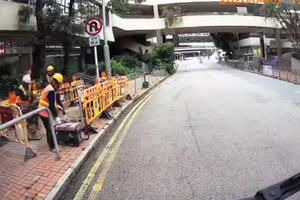 [Clip]: Công nhân bốc cháy khi đang thi công trên tuyến phố