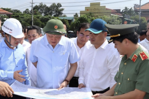 Phó Thủ tướng Thường trực Chính phủ Nguyễn Hòa Bình kiểm tra hai dự án ở Đồng Nai