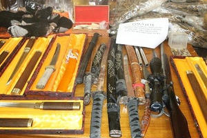 Bắt giữ, khởi tố đối tượng tàng trữ ma túy cùng nhiều hàng nóng