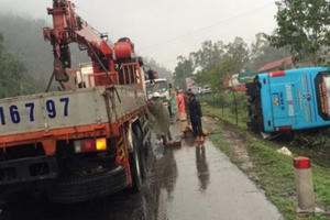 Xe khách mất lái lao xuống vệ đường lật nghiêng, 20 người thoát chết