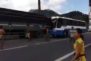 Xuất hiện video ghi lại cảnh xe tải cứu xe khách dưới chân đèo Bảo Lộc