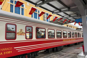 Khai trương đoàn tàu “quý tộc” mang tên Hoa phượng Đỏ