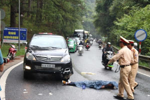 Lâm Đồng: Va chạm với xe ô tô trên đèo Prenn, 1 người tử vong tại chỗ