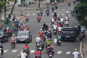 Đường phố TP HCM đông đúc trong ngày đầu nới lỏng giãn cách xã hội