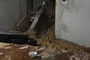 Hà Tĩnh: Mưa lớn gây sạt lở đất, 2 chị em ruột bị thương nặng