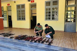 Đề nghị truy tố 23 bị can mở xưởng chế tạo và mua bán súng