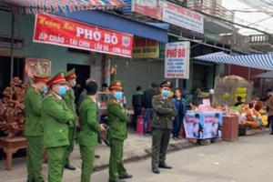 Hàng trăm cảnh sát đeo khẩu trang để bảo đảm trật tự và tuyên truyền phòng chống “dịch Corona” tại chợ Viềng