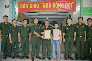Ban Chỉ huy BĐBP An Giang bàn giao Nhà đồng đội tại phường Rạch Giá