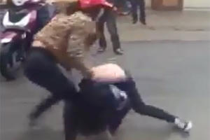 Triệu tập 2 cô gái hành hung nữ sinh trước cổng trường