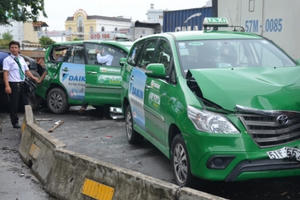 TP HCM: Xe “điên” tông hàng loạt phương tiện đang dừng đèn đỏ TP HCM: Xe “điên” tông hàng loạt phương tiện đang dừng đèn đỏ