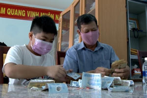 Một việc tử tế: Bé trai 10 tuổi đập heo đất ủng hộ công tác chống dịch Covid-19