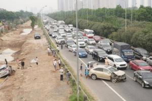 Toyota Fortuner bị bẹp rúm, văng khỏi Đại lộ Thăng Long sau khi va chạm với xe Lexus RX350