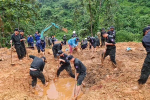 Hình ảnh tìm kiếm các nạn nhân trong vụ sạt lở đất tại Hà Giang