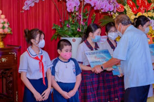 Nguyên Phó Thủ tướng Thường trực Trương Hòa Bình tăng quà tới đồng bào Khmer tại TP.HCM