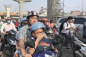 Đường phố Hà Nội ùn tắc nghiêm trọng trong ngày khai trường