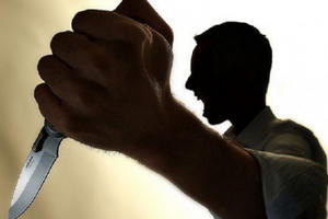 Chồng cứa cổ vợ rồi tự sát nhưng bất thành