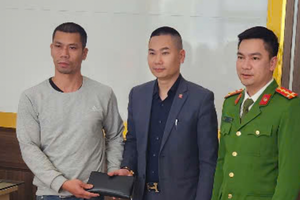 Quảng Ninh: Trả lại tài sản cho hành khách bỏ quên trên xe Quảng Ninh: Trả lại tài sản cho hành khách bỏ quên trên xe