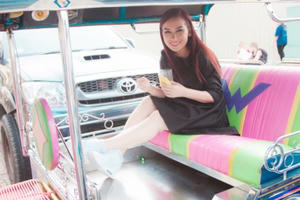 Phi Nhung giản dị đi thuyền và xe tuk tuk đi quay và chụp hình quảng cáo tại Thái Lan