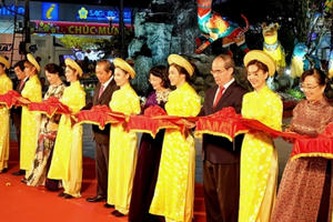 Ngắm đường hoa Nguyễn Huệ ngày khai mạc